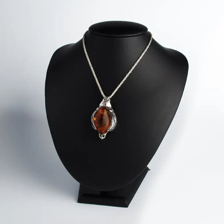 Srebrny wisior z bursztynem Srebrny wisior z bursztynem